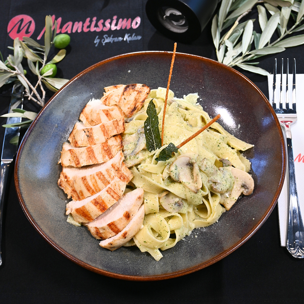 Pesto Soslu Fettucine Tavuklu